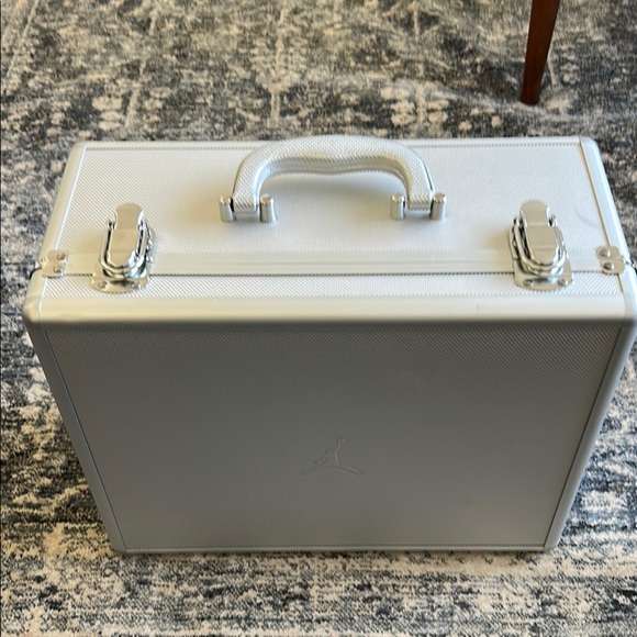 Air Jordan Metallic Silver Carrying Case - Picture 2 of 6